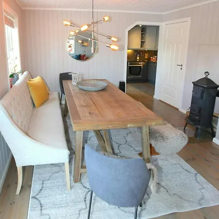 Vakantiehuis Med To Terrasser Naer Risor *