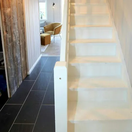 Med To Terrasser Naer Risor *