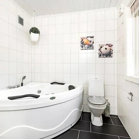 Med To Terrasser Naer Risor *