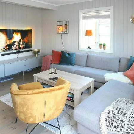 Vakantiehuis Med To Terrasser Naer Risor *