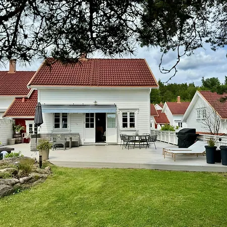 Med To Terrasser Naer Risor