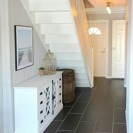 Semesterbostad With Two Terraces Near Risor Sondeled